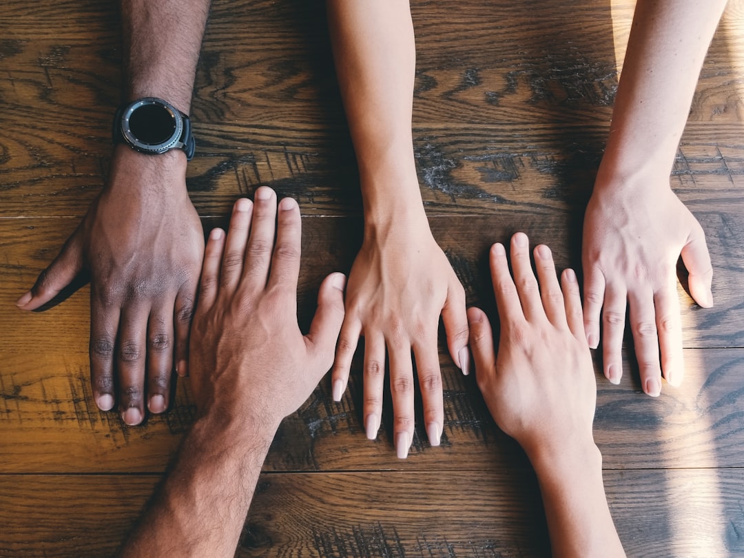 Photo Teamwork: hands shaking